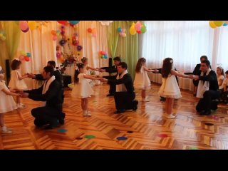 dance of fathers and daughters in kindergarten to tears